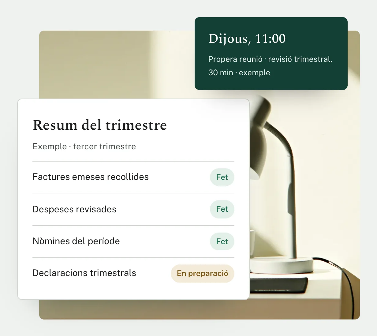 Detall: fotografia d'un escriptori amb un resum del trimestre d'exemple a sobre, que marca factures, despeses i nòmines com a fetes i les declaracions com a en preparació, i la propera reunió.