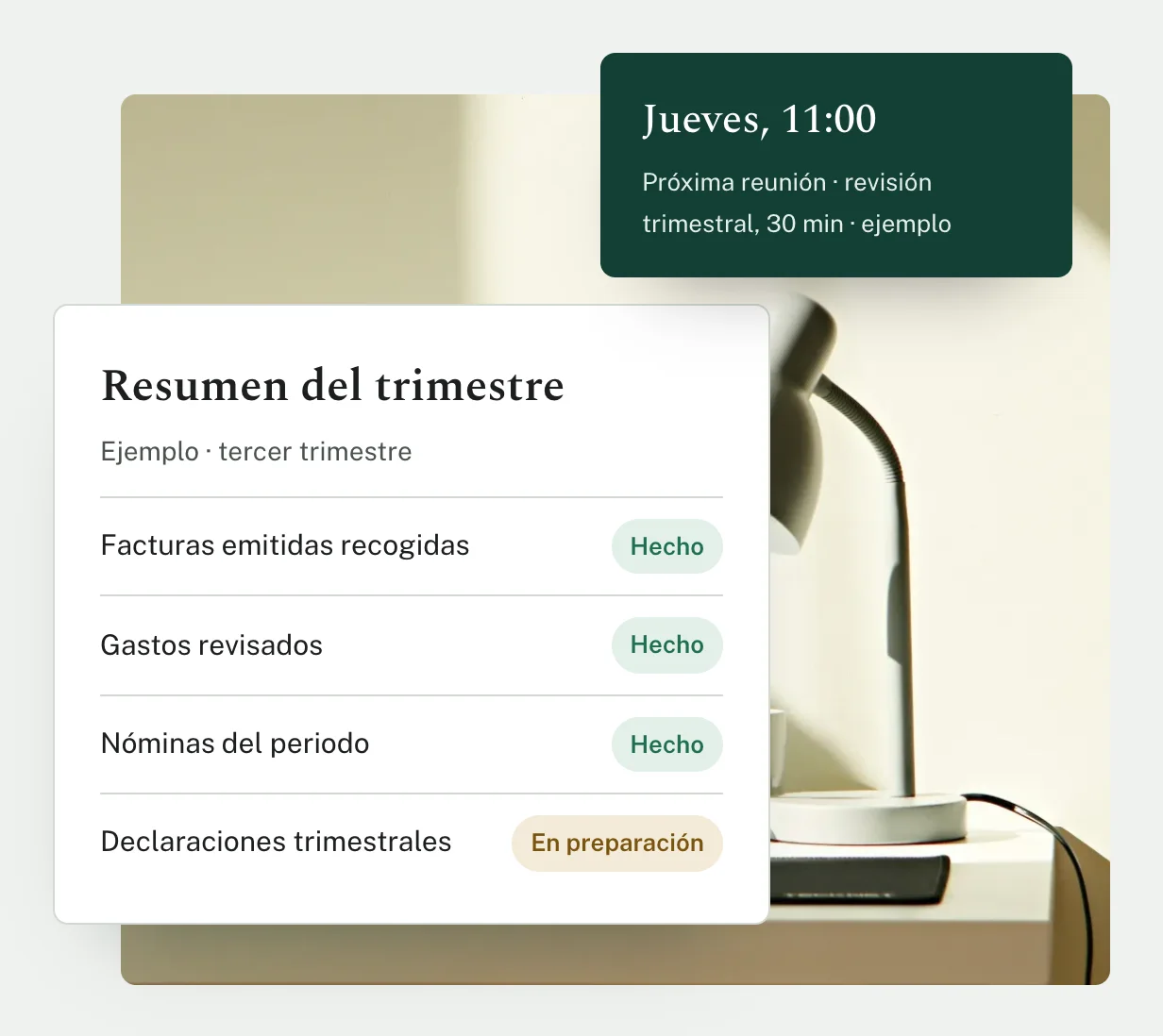 Detalle: fotografía de un escritorio con un resumen del trimestre de ejemplo encima, que marca facturas, gastos y nóminas como hechos y las declaraciones como en preparación, y la próxima reunión.