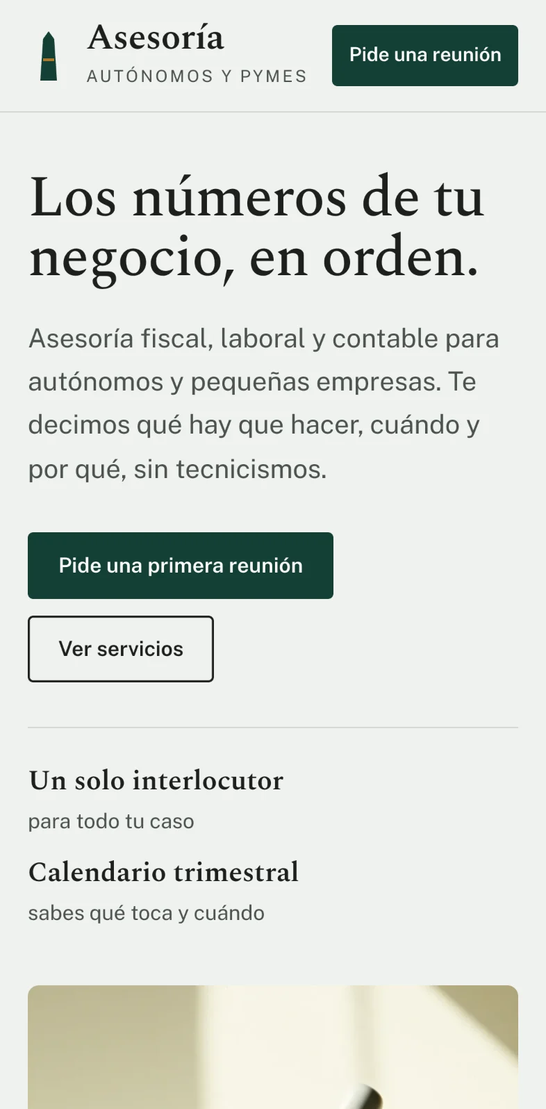 El concepto de asesoría en el móvil: la portada, la lista del trimestre y el formulario de consulta.