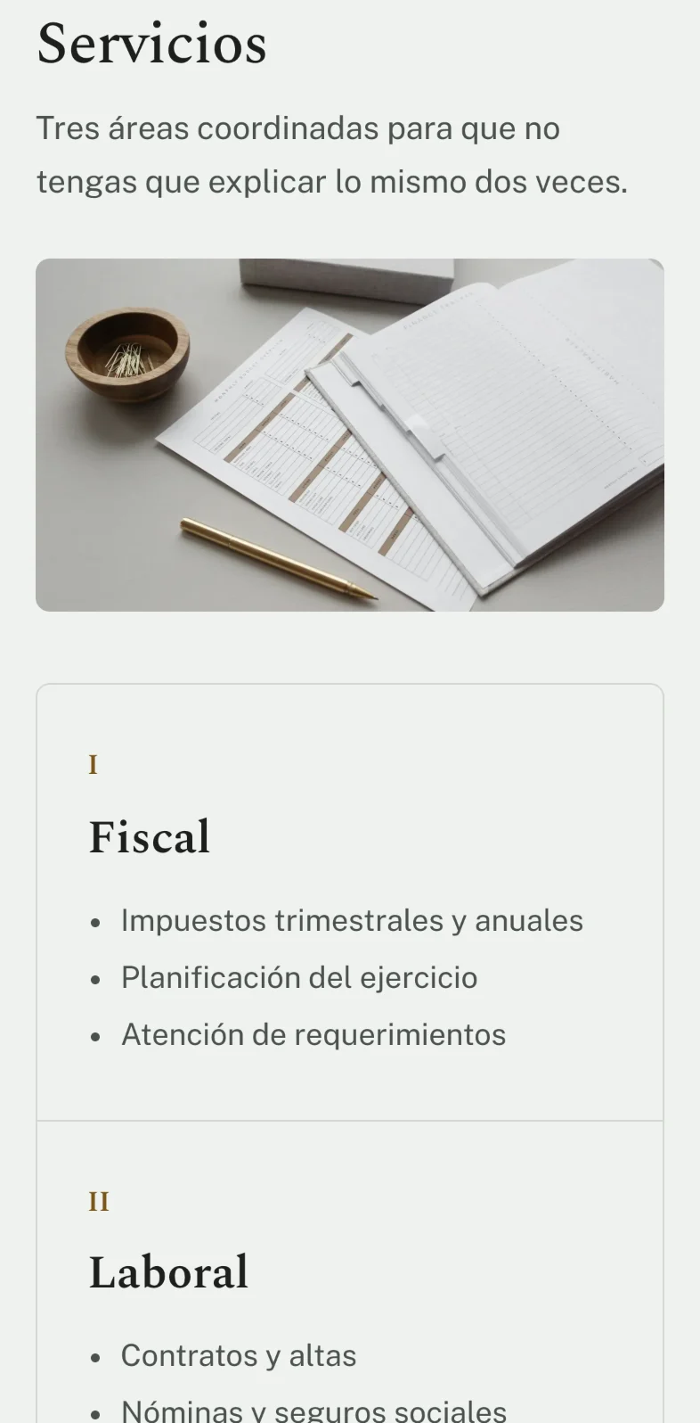 Servicios en el móvil: el título, una fotografía de documentos y la primera área de servicio.