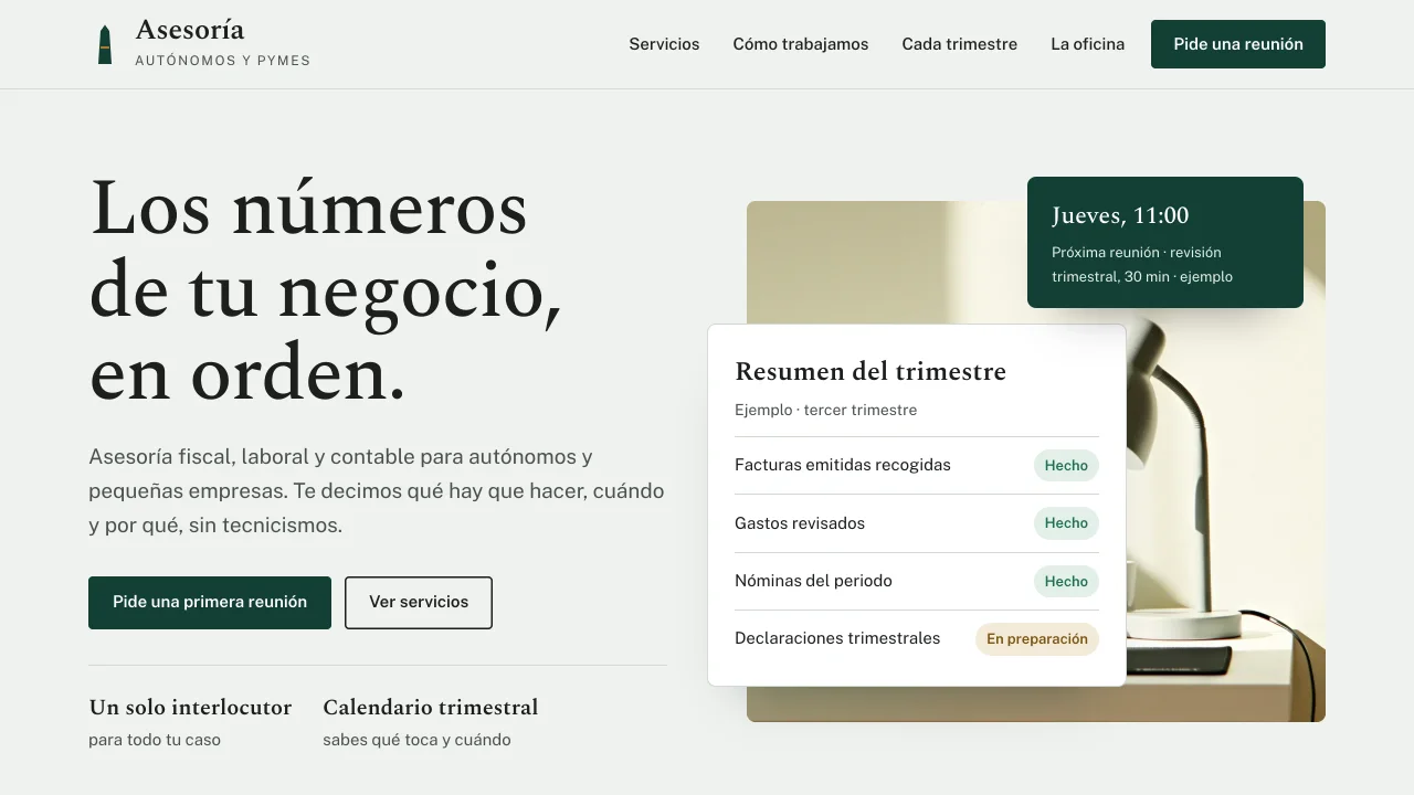 El concepto de asesoría en el ordenador: la portada, la lista de lo que hay que traer cada trimestre según el caso y el formulario de consulta.