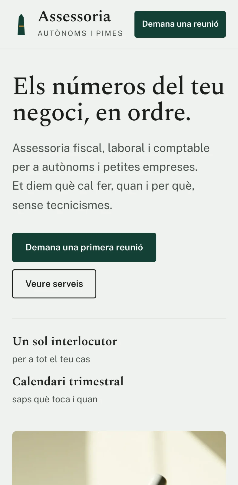 El concepte d'assessoria al mòbil: la portada, la llista del trimestre i el formulari de consulta.