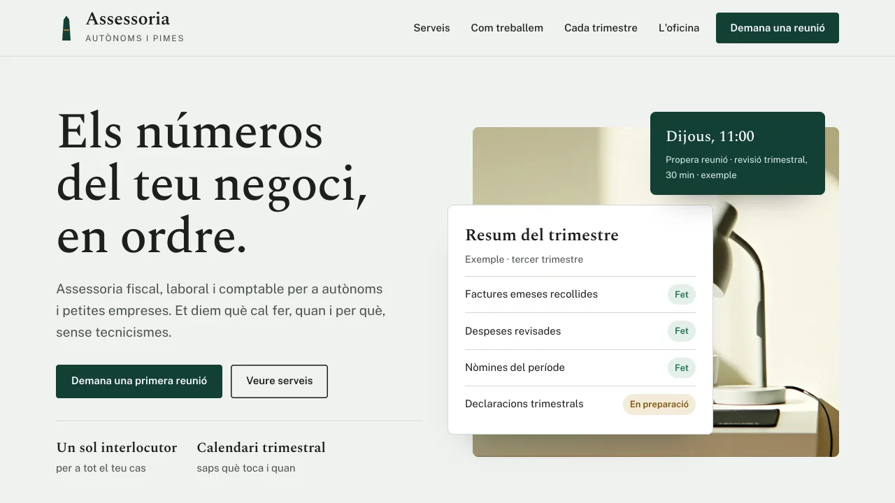 El concepte d'assessoria a l'ordinador: la portada, la llista del que cal portar cada trimestre segons el cas i el formulari de consulta.