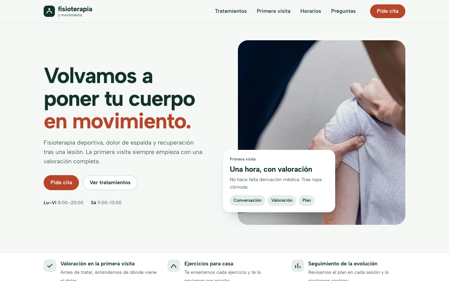 El concepto de fisioterapia en el ordenador: el titular «Volvamos a poner tu cuerpo en movimiento», los botones para pedir cita y una fotografía de tratamiento con una tarjeta sobre la primera visita.