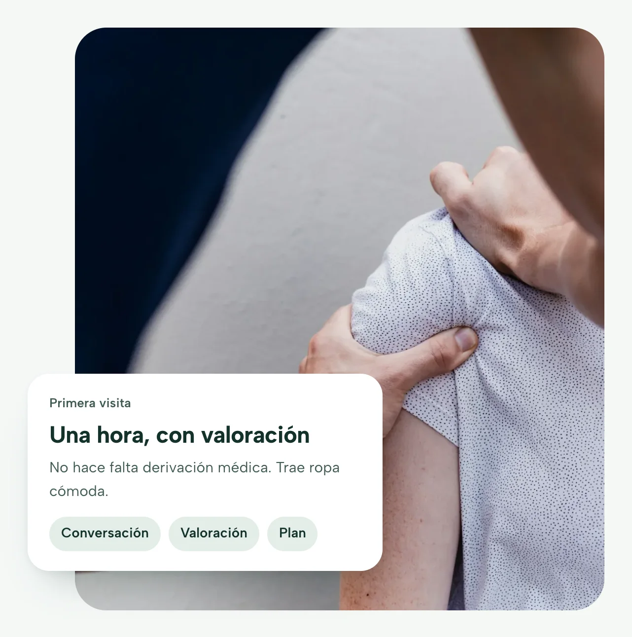 La tarjeta de la primera visita del concepto de fisioterapia, sobre la fotografía de un tratamiento: una hora, con valoración, y los tres pasos de la visita.