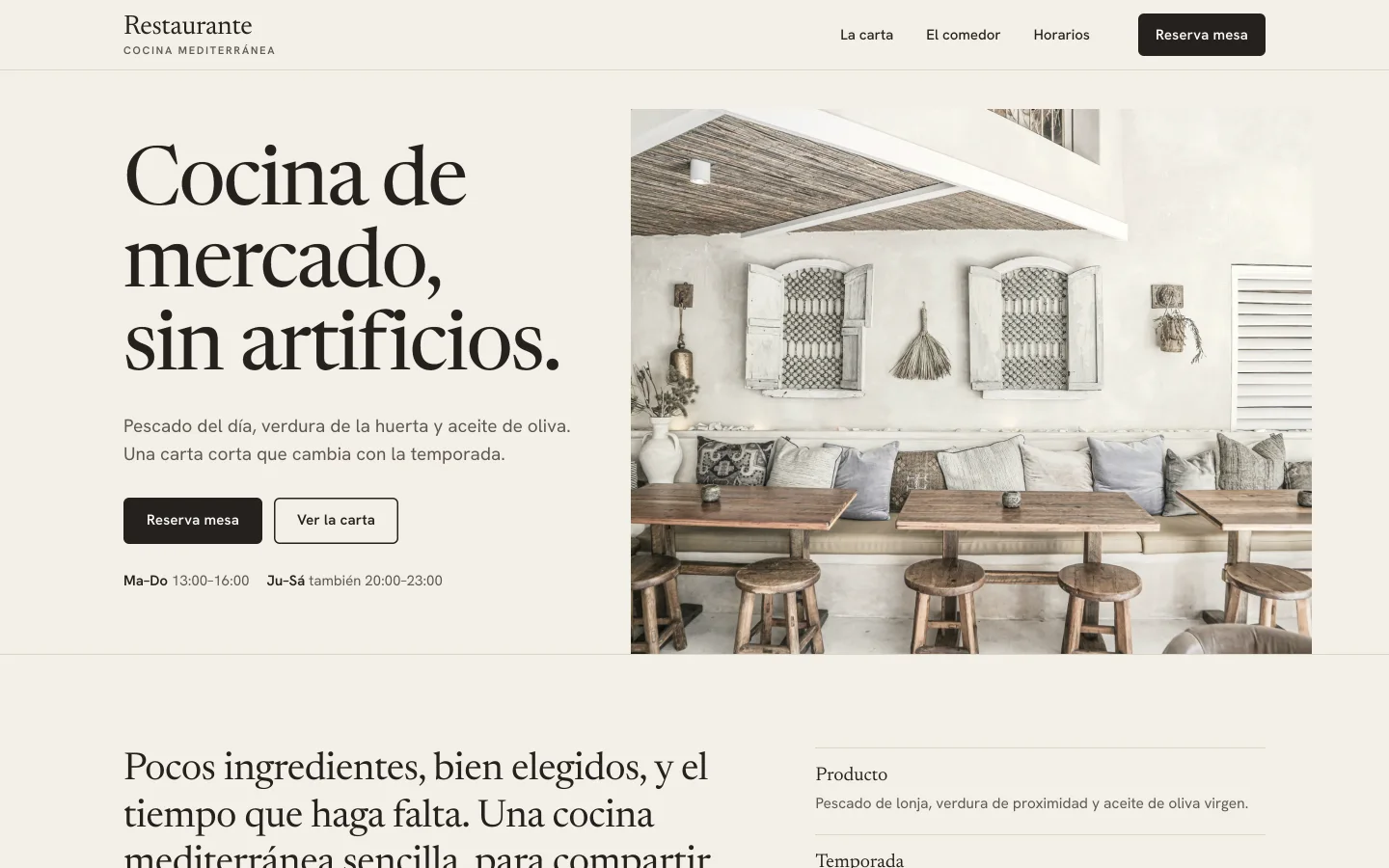 El concepto de restaurante en el ordenador: el titular «Cocina de mercado, sin artificios», los botones para reservar mesa y ver la carta, el horario y una fotografía grande de un comedor blanco con mesas de madera.