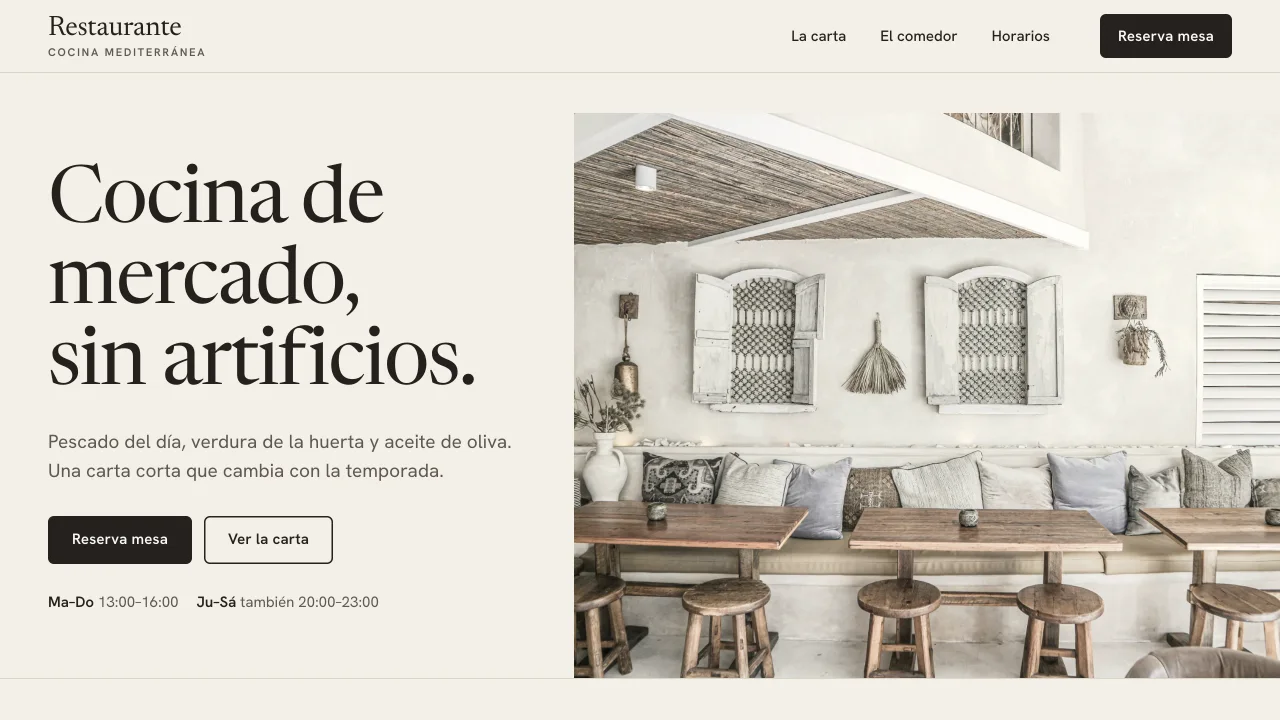 El concepto de restaurante en el ordenador: la portada con una fotografía grande del comedor, la carta en texto y el horario con el botón «Reserva mesa».