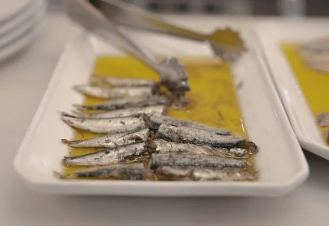 Seitons marinats amb oli d'oliva en una safata blanca.